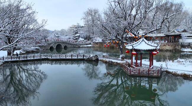 潍坊青州：雪后范公亭公园犹如写意水墨画