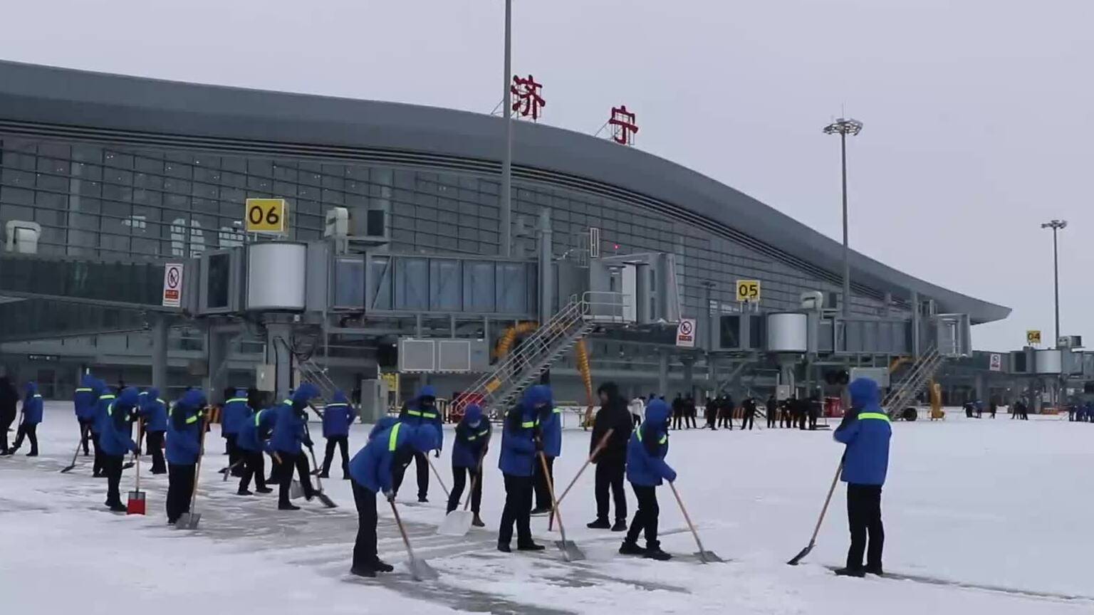 济宁大安机场积极除冰扫雪 确保航班起降安全