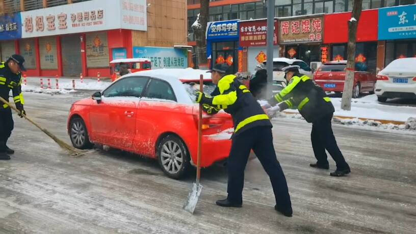 枣庄市市中区交警化身“推车侠” 全力做好雪天交通疏导
