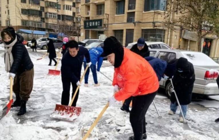 全民上阵保通畅！济南沿街单位、商户及时清扫门前雪