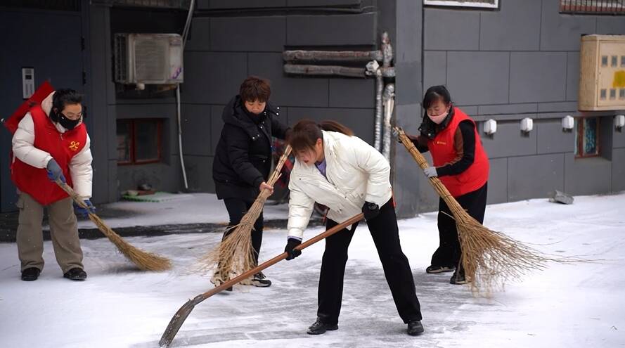 济宁兖州区：开展扫雪除冰工作 多措并举确保群众出行安全