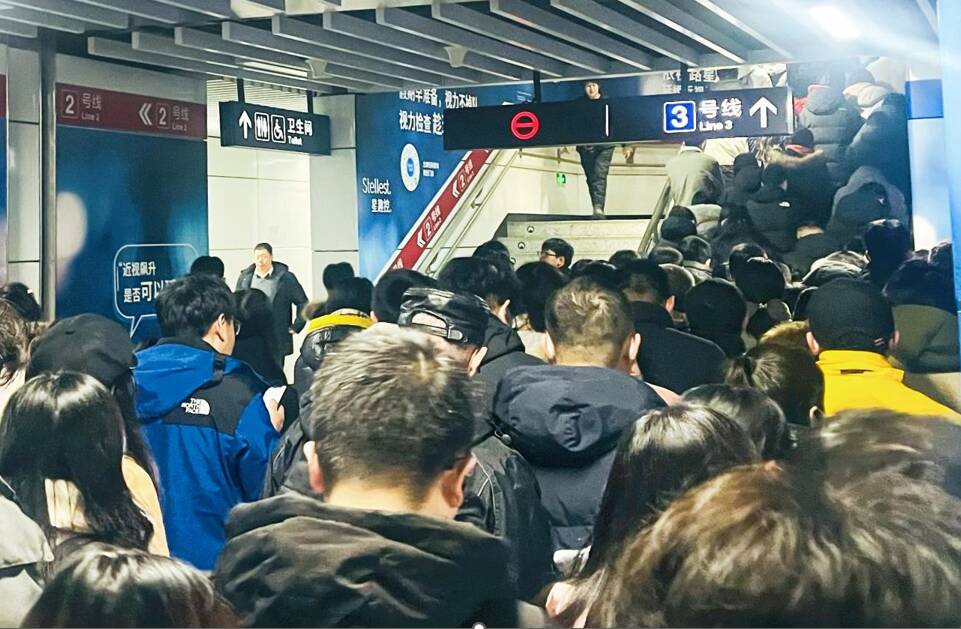 风雪无阻 青岛地铁畅通市民乘客回家路