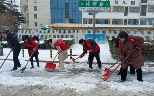 我们一起战冰雪、保平安——临沂市各级党组织和广大党员积极参加扫雪除冰工作