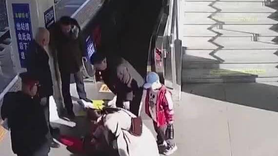 ​淄博：旅客突发心脏病 站台上演生死时速
