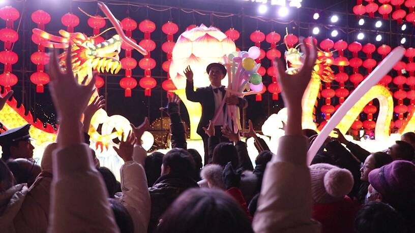 赏花灯、看表演、猜灯谜......枣庄市市中区青年元宵喜乐会精彩上演