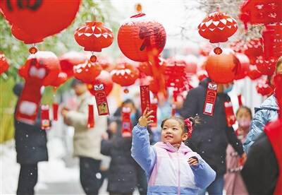 《人民日報》頭版關注山東元宵節氛圍：小朋友在滕州市美術館參與趣味活動