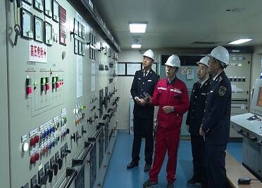 威海率先在直属海事系统启动船员管理岗位随船调研活动