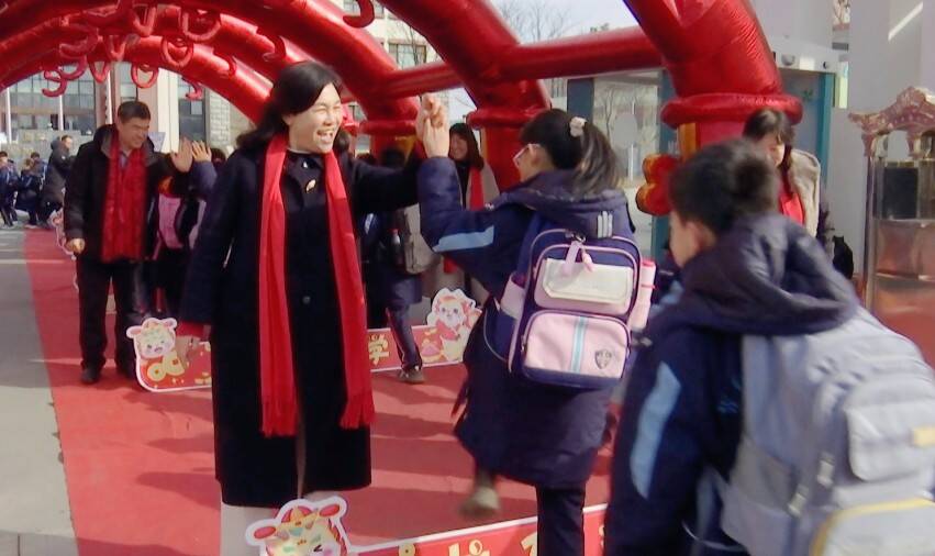 惊喜满满！潍坊这所学校学生开学首日走红毯、跨龙门、制雪雕