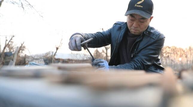 潍坊昌乐手艺人巧手创作“龙元素”石刻作品 精雕细琢彰显非遗魅力