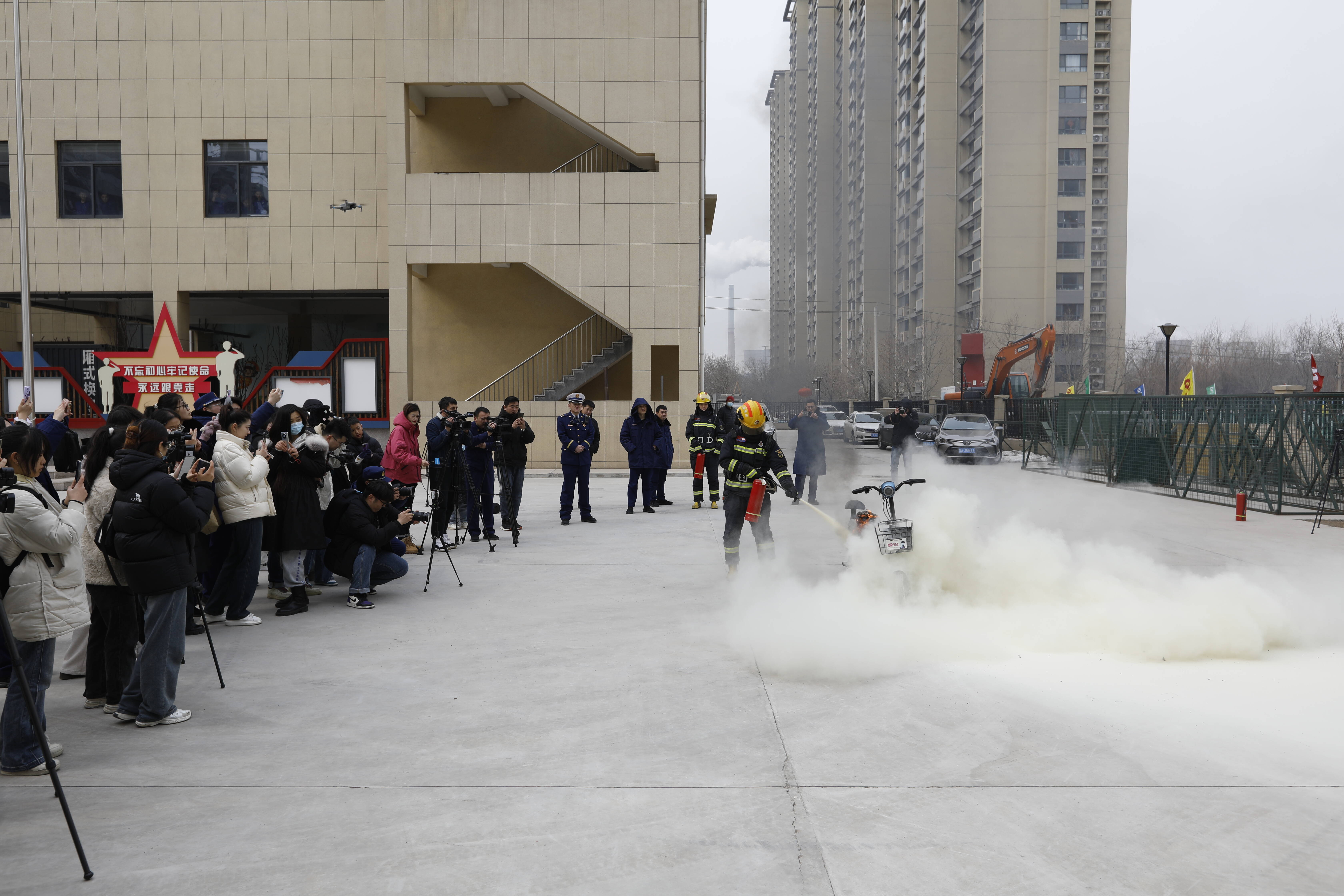 安装烟感、模拟实验……  济南消防联合多部门开展电动自行车消防安全检查