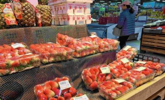 临沂：草莓便宜了吗? 一斤降了2至6元不等