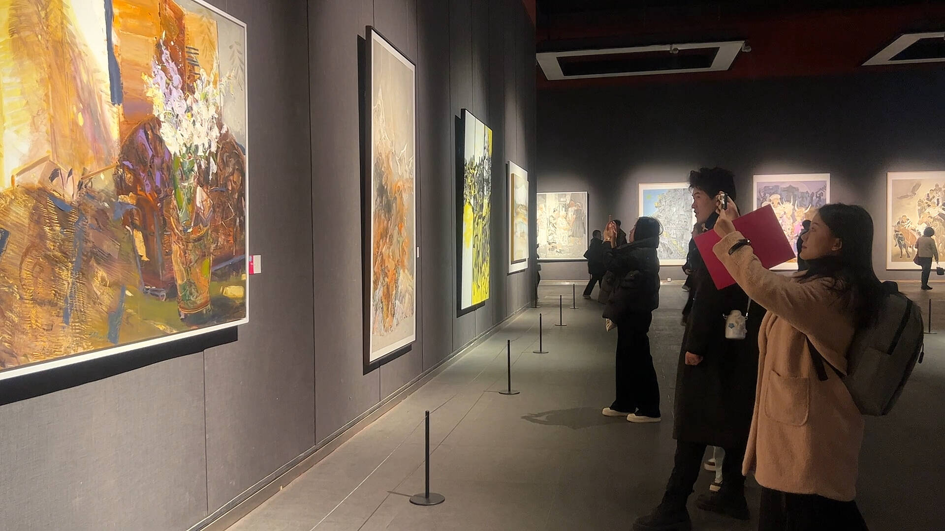 展出优秀作品200余件 “多彩·2024”第八届全国女画家作品展在山东美术馆开幕