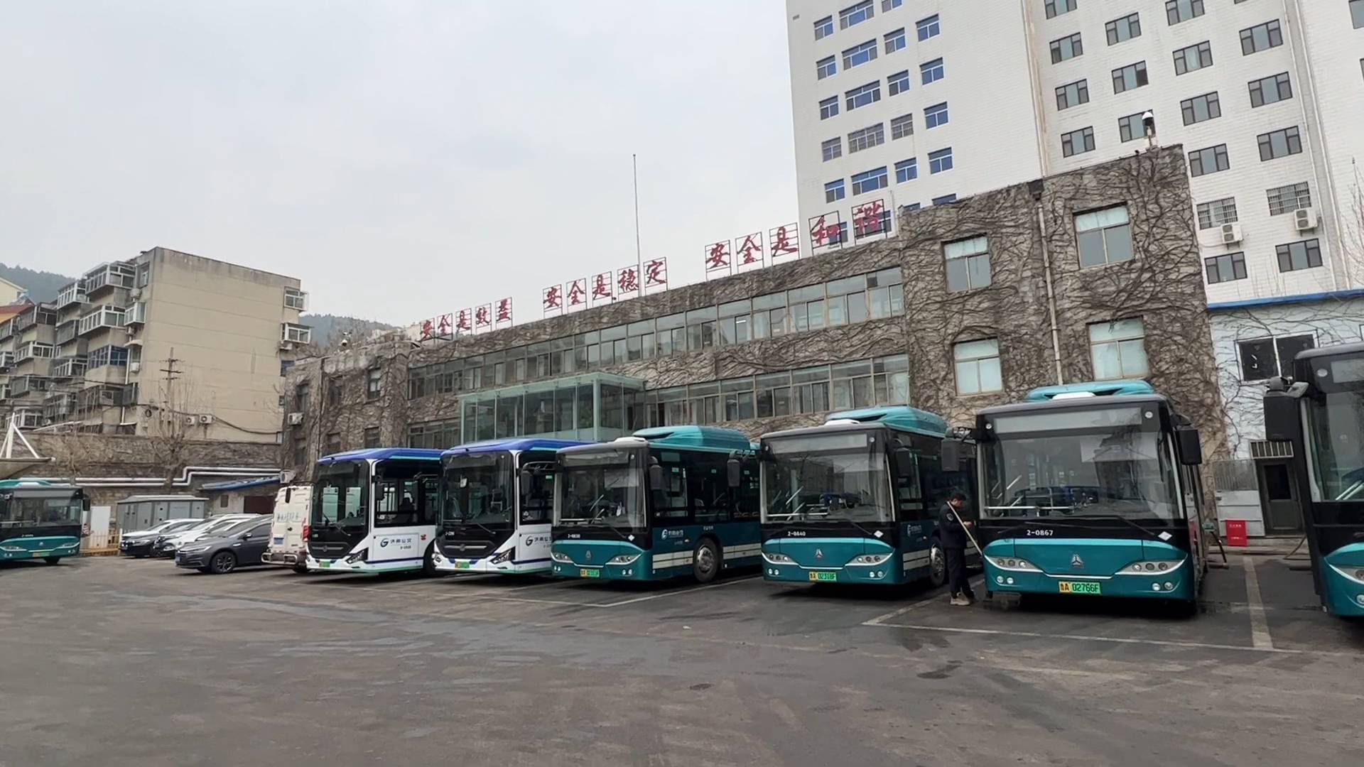 济南禁止携带各类电动车及电动车电池上公交 记者探访新规执行首日情况