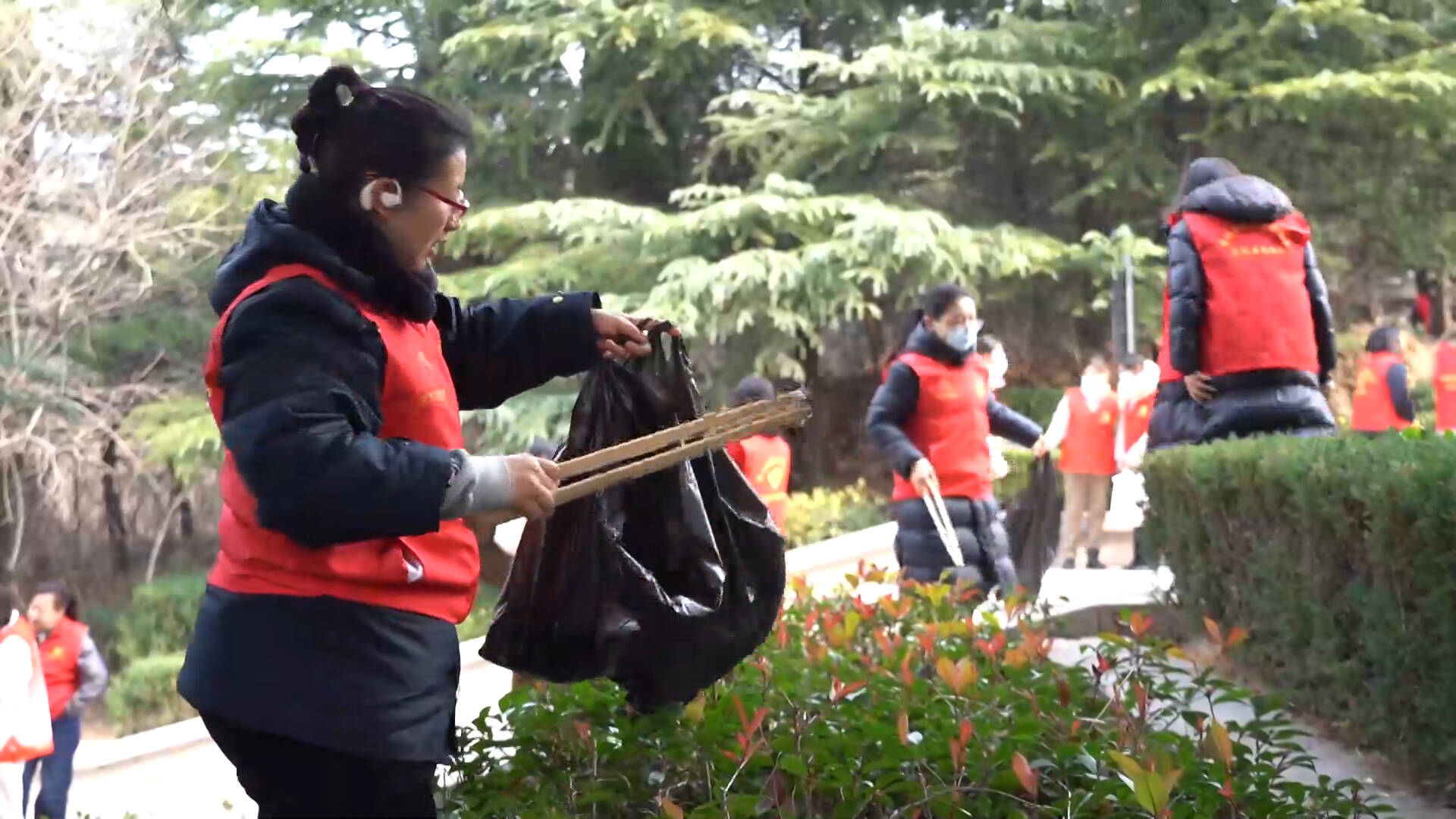 枣庄薛城开展巾帼志愿者环保登山行 倡导低碳生活新方式