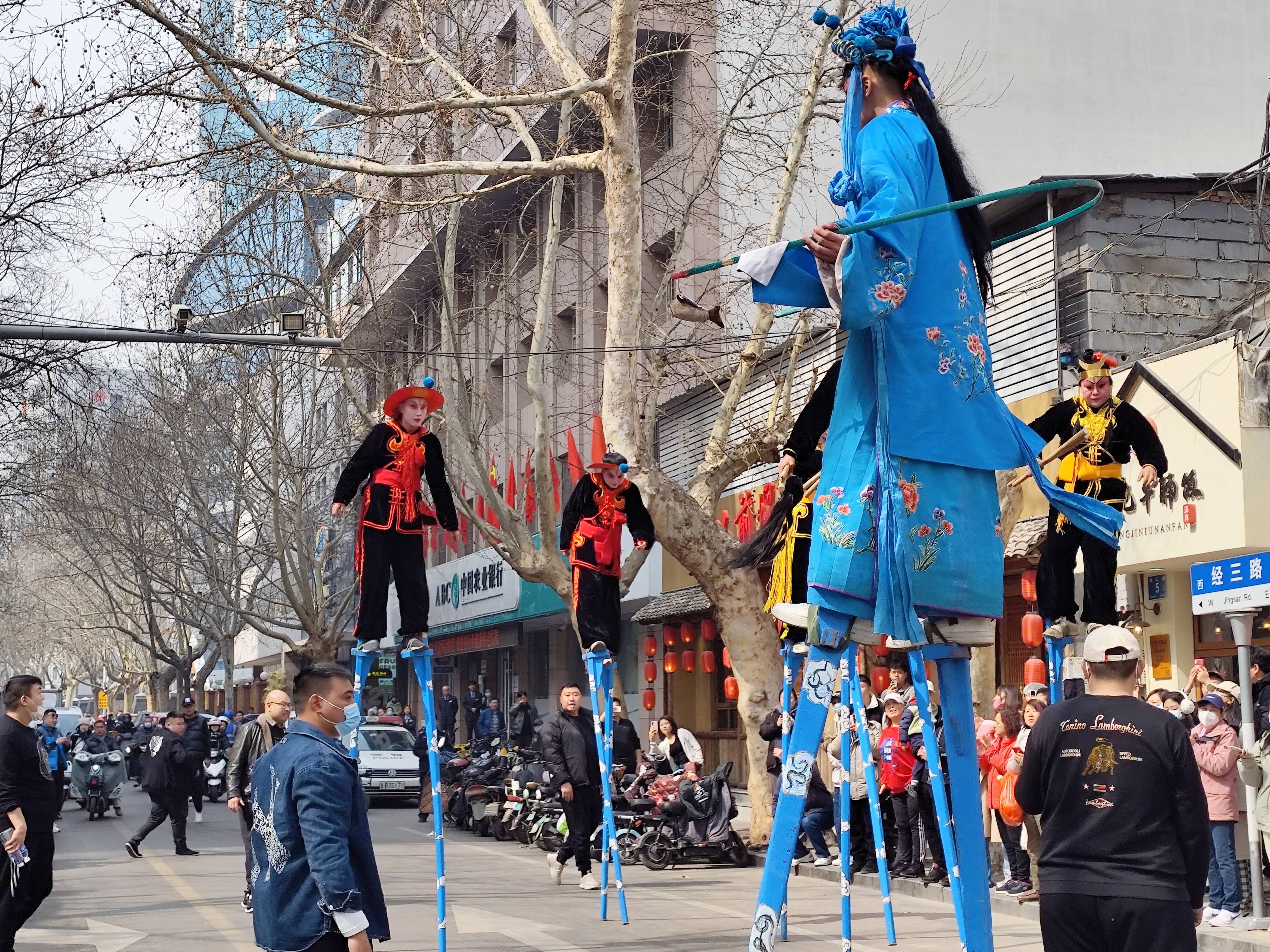 过年踩高跷图片图片