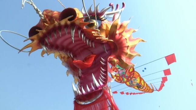 潍坊：99米龙头蜈蚣风筝“二月二”翱翔蓝天 “龙元素”非遗佳作扮靓传统节日