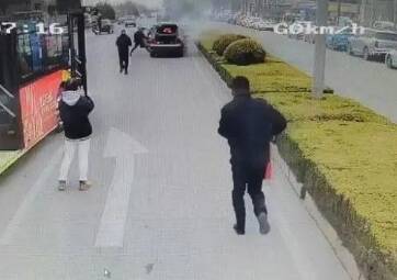 路遇火情，潍坊公交驾驶员秒变“救火勇士”