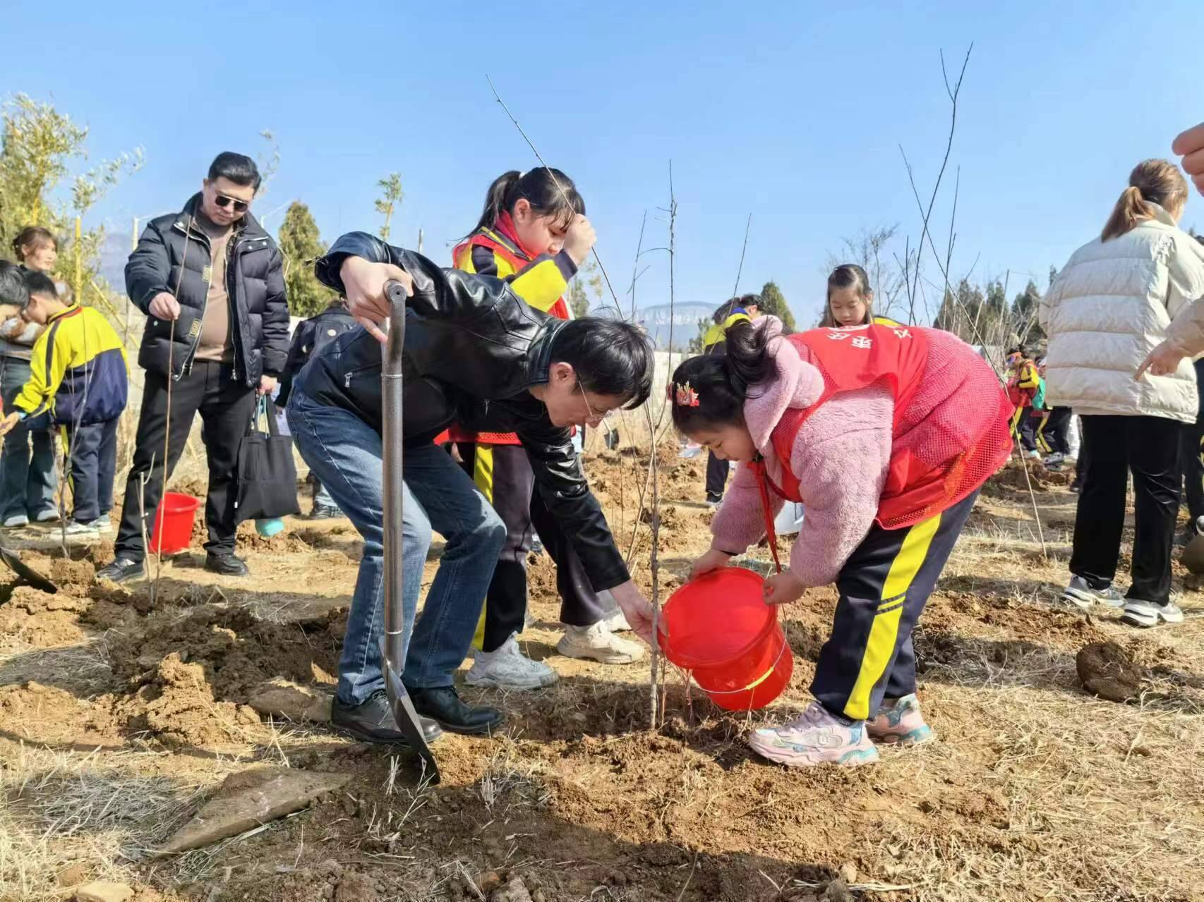 “植”此青绿！枣庄市市中区开展植树节主题实践研学活动