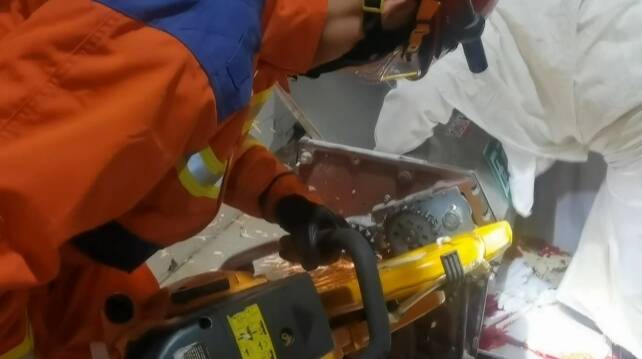 潍坊昌乐：压面机“咬”手 消防员破拆救援