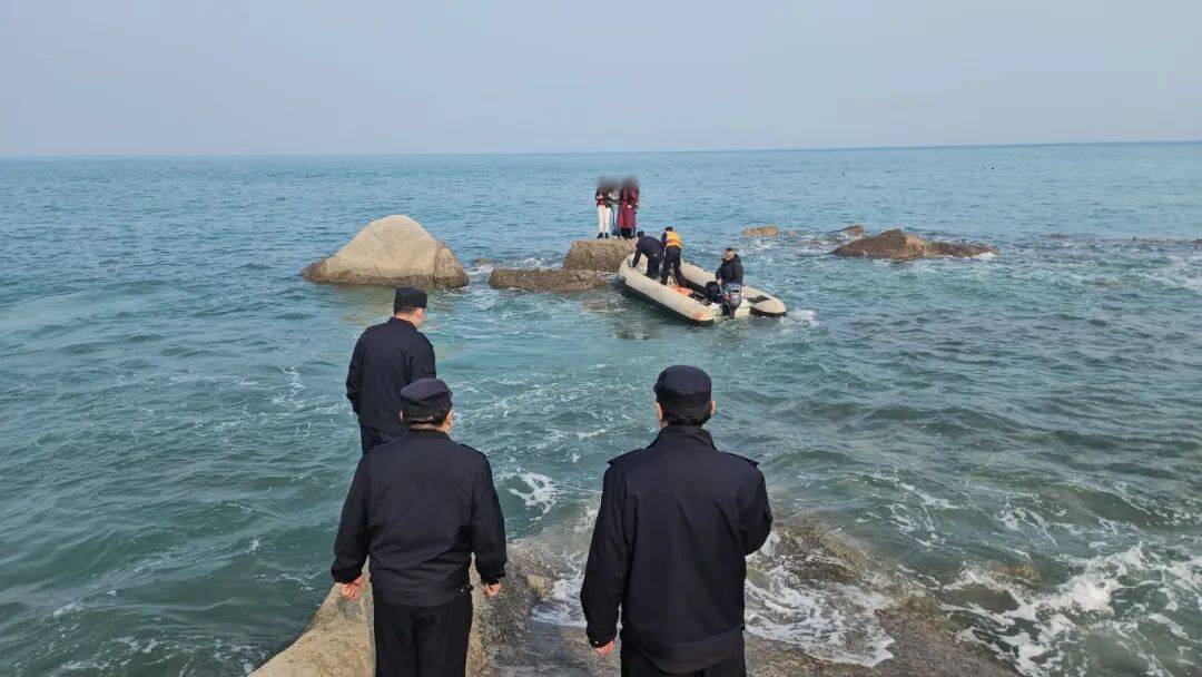青岛：四名外地游客海边游玩被困礁石 民警驾驶摩托艇将其救回