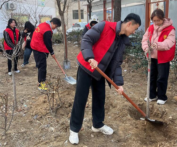 春来植树正当时 山东经贸职业学院师生志愿者走进社区共植新绿