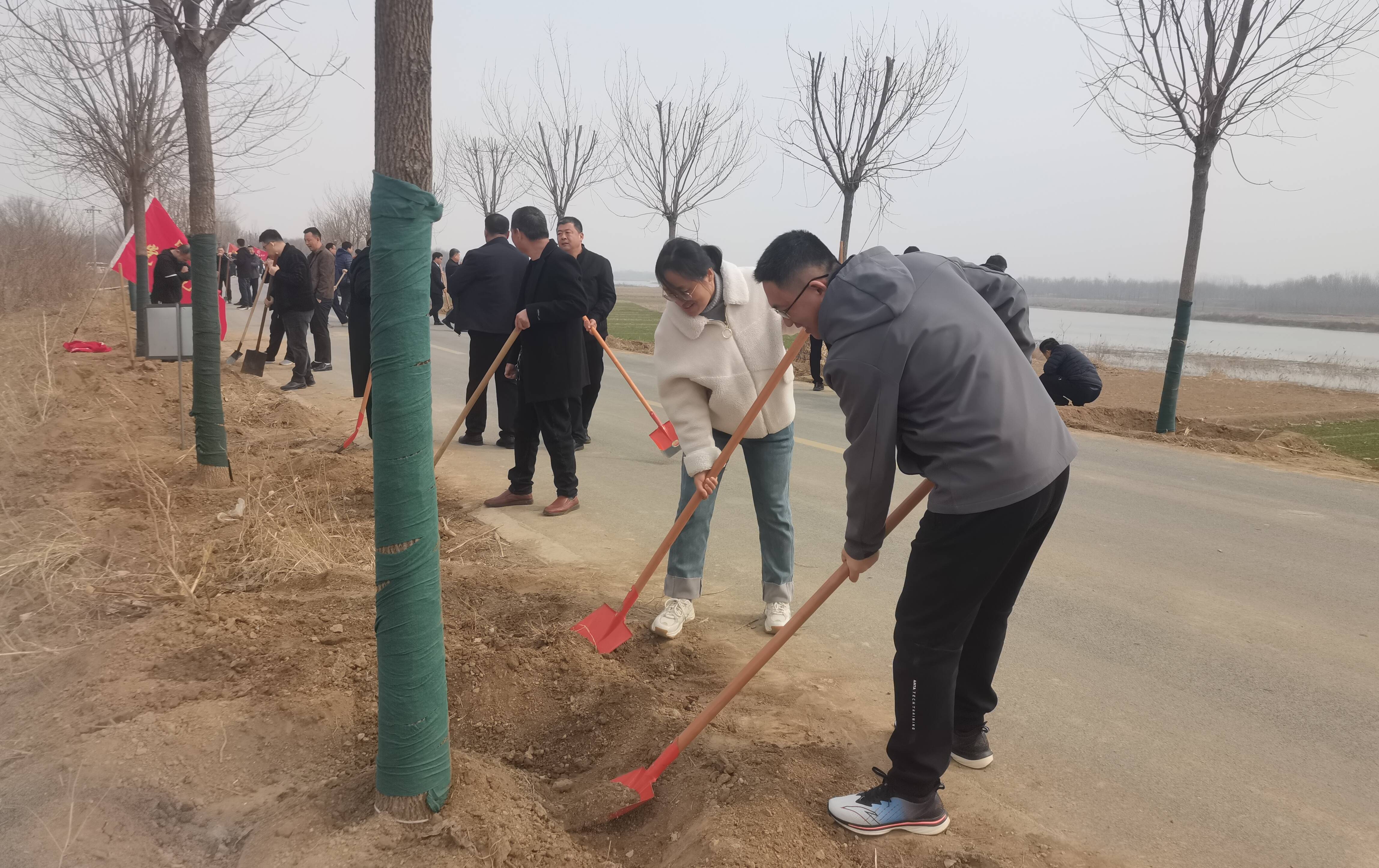 庆云公路分中心开展义务植树活动