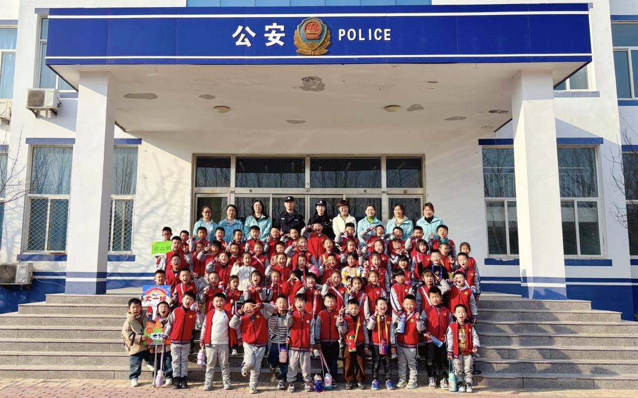 商河县贾庄镇中心幼儿园开展“萌娃进警营，警心暖童心”社会实践活动