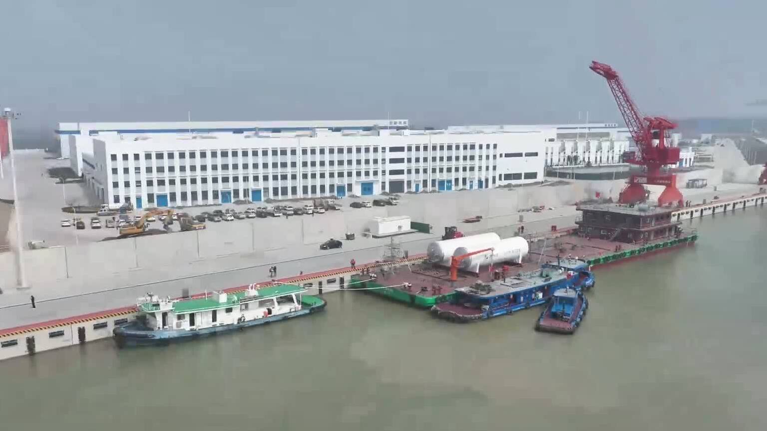 京杭运河“水上服务区”！ 济宁能源首艘80米油气加注趸船成功下水
