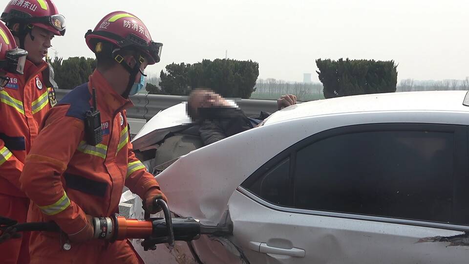 济青高速邹平段两车相撞 一老人因未系安全带被撞出挡风玻璃