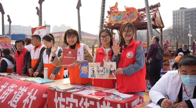 潍坊：200多名志愿者为群众送去“春日暖心服务” 弘扬文明新风尚
