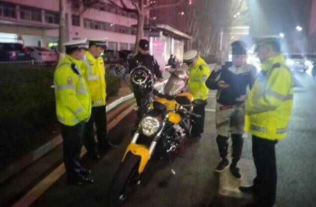 潍坊公安交警在全市持续组织开展打击整治“飙车炸街”违法犯罪专项行动