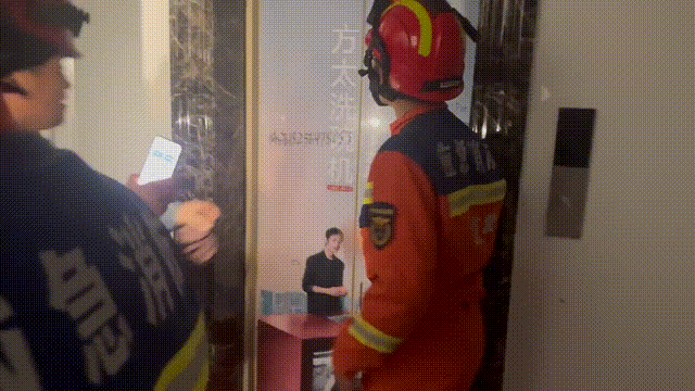 男子被困电梯 东营消防紧急救援