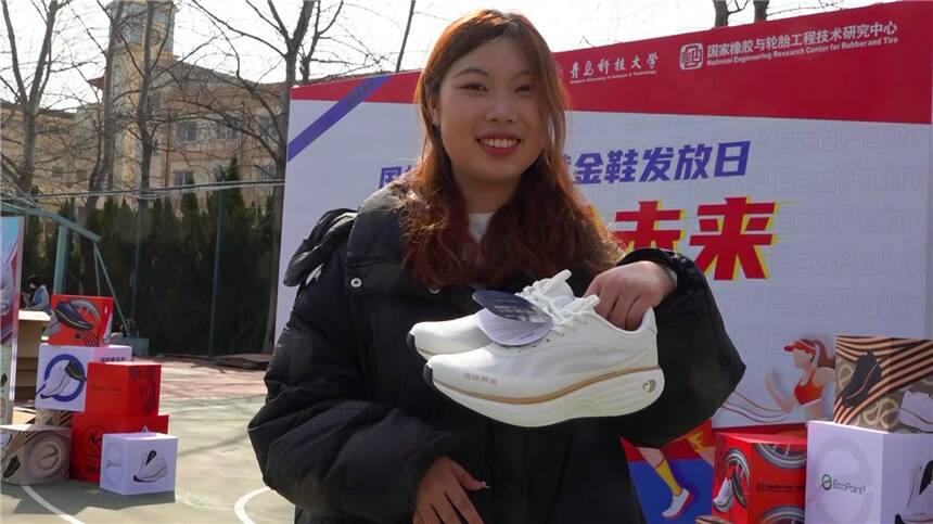 青岛一高校免费发放四万余双运动鞋 鼓励师生运动踏青享春光