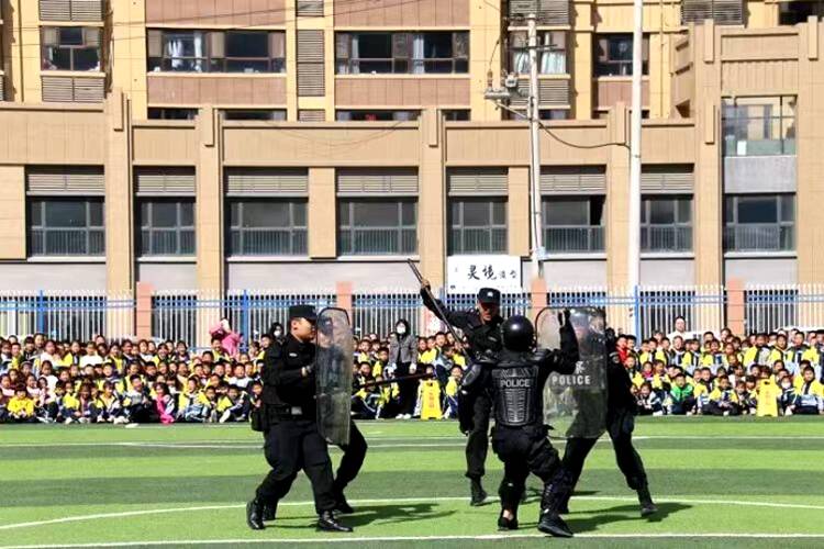 菏泽市公安局特警支队组织开展“警校共建促和谐 金盾闪耀护平安”校园安全行活动