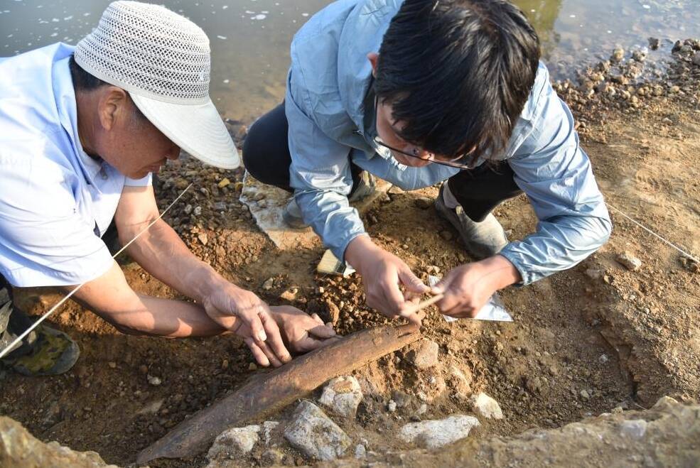 泄洪后，这里发现一件距今10万年的“象牙铲”