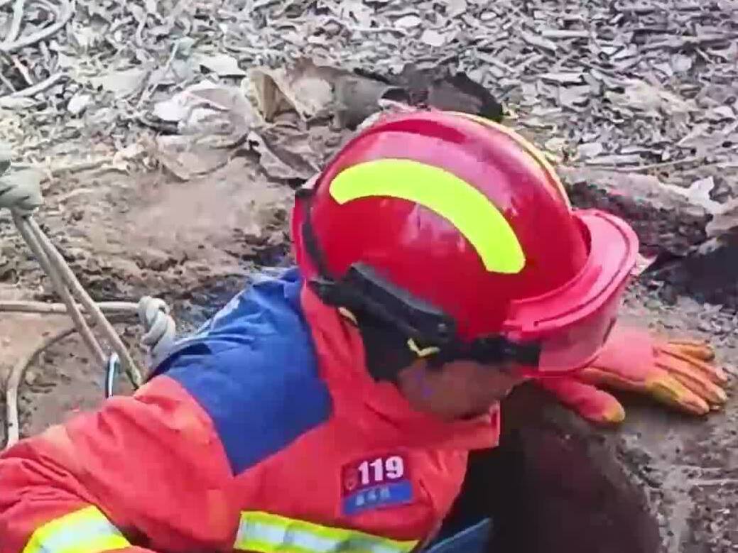 潍坊昌邑：女子挖野菜不慎掉落井中 消防及时救援