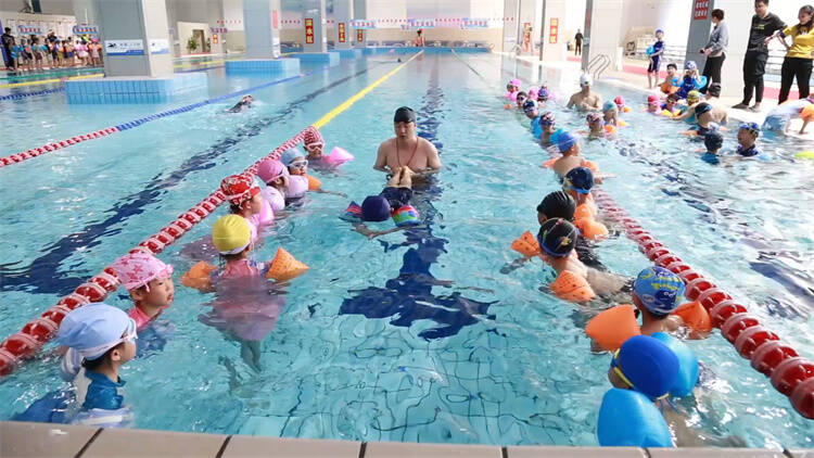东营市广饶县：水中教学防溺水 课堂“搬”进游泳馆