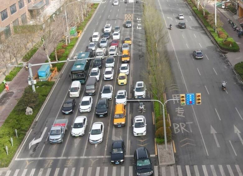 济南市启用首条内嵌式左转车道经七纬十二路口 左转车辆通行能力大幅提升