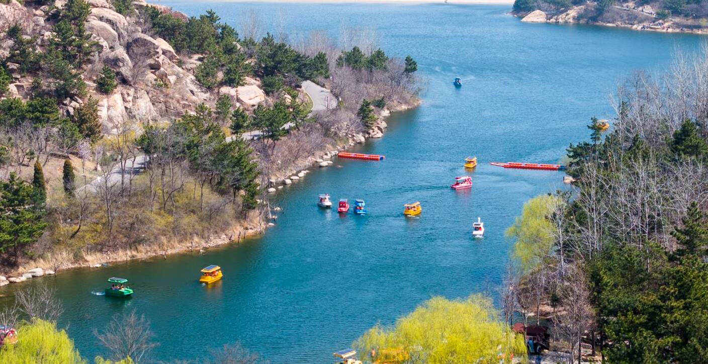 齐鲁网·闪电新闻4月1日讯近日,青岛西海岸新区大珠山景区游人如织