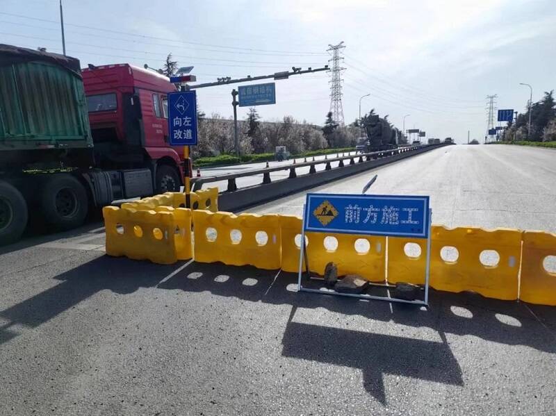 兖州崇文大道泗河大桥北侧道路封闭施工 过往车辆注意