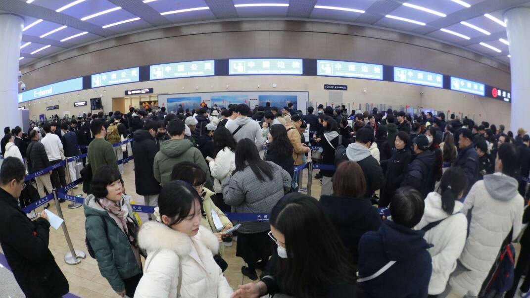 清明假期，青岛机场预计单日出入境客流6500人次，这一天较密集→