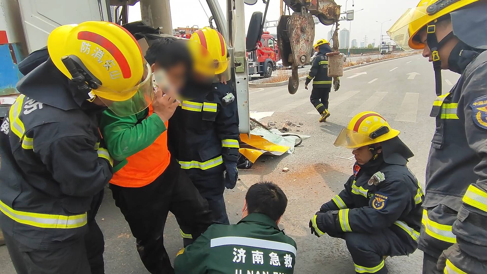 吊車撞上電線桿駕駛員被困 濟南消防緊急救援