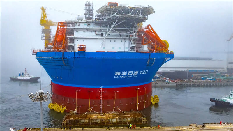 亚洲首艘圆筒型“海上油气加工厂”在青岛成功下水