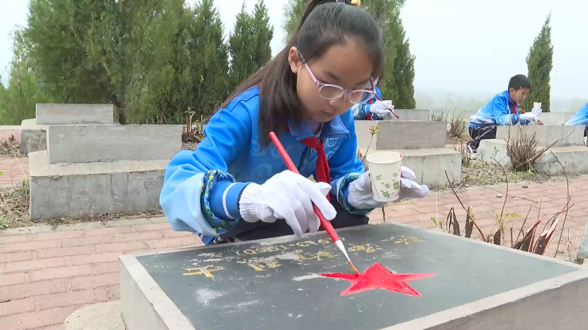枣庄薛城：为烈士墓碑描红上色 让烈士英名光亮有色