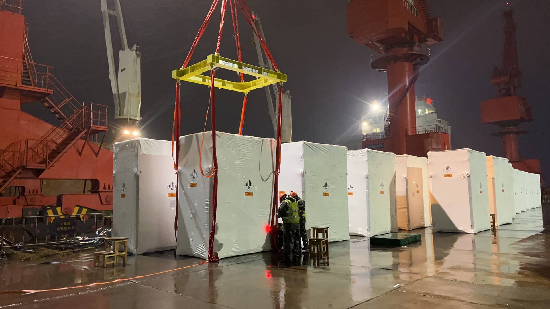 山东港口青岛港首次完成储能柜裸装件杂货船出口业务