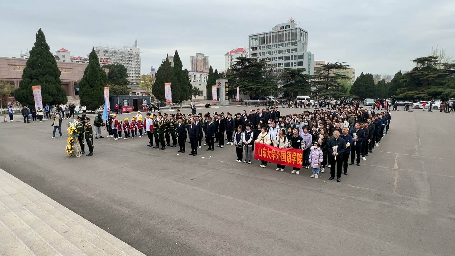 濟南革命烈士陵園里緬懷英烈 學(xué)生群體手持鮮花追昔思奮進