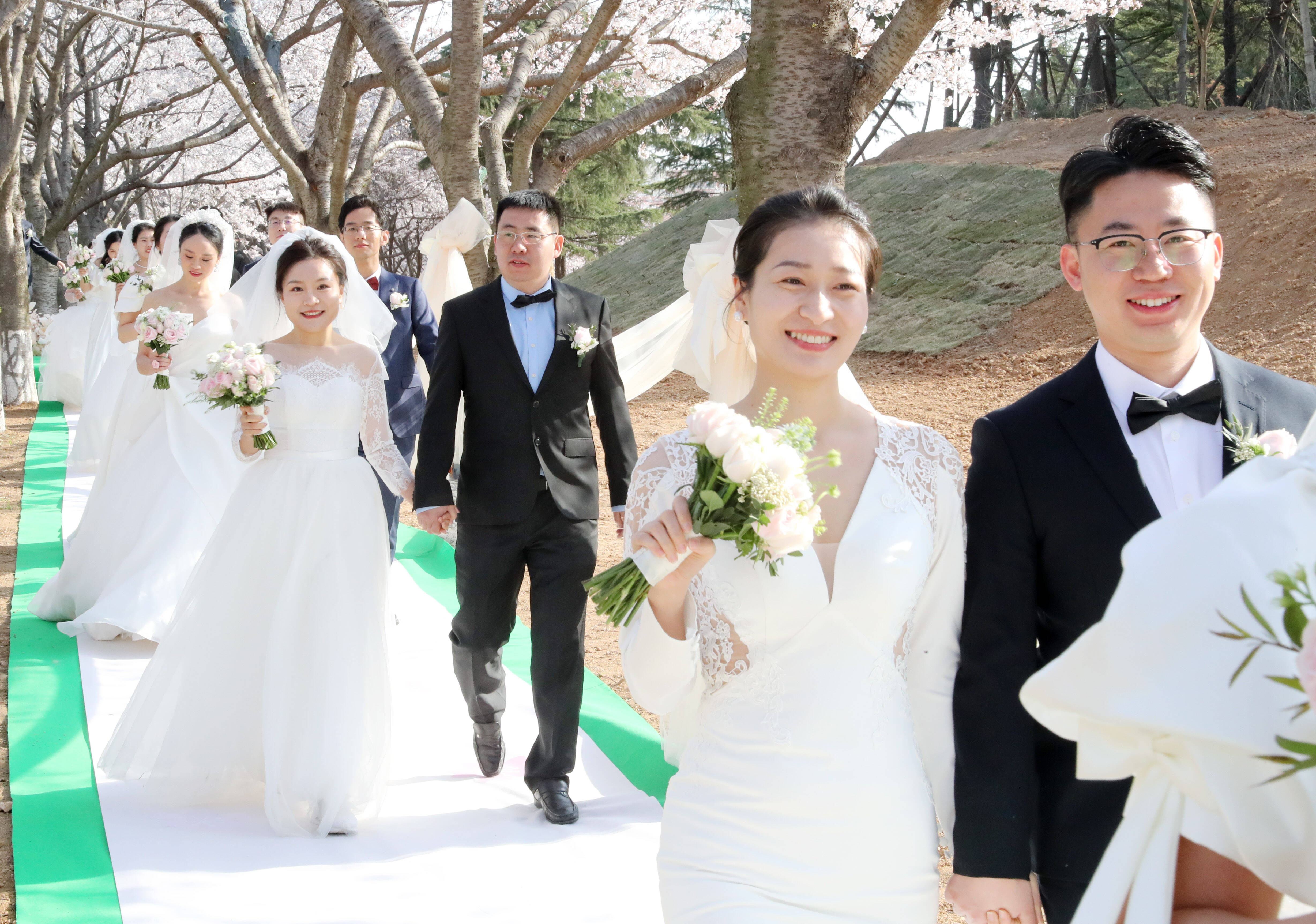中国海洋大学为100对校友举行集体婚礼
