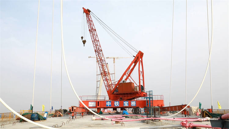 东津黄河大桥建设现场：桥梁斜拉索挂设完成10组  加速推进重点节点工程建设
