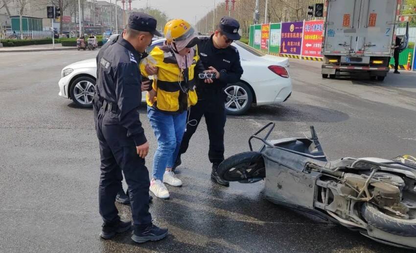 潍坊市坊子区：外卖员受伤倒地 民警出手相助