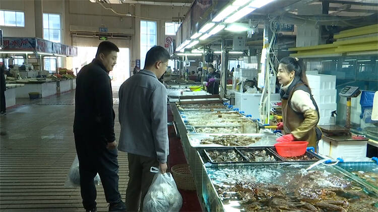 虾虎，八带，蛎虾……时令小海鲜扎堆“进市场” 市民品尝来自大海的“开春鲜”